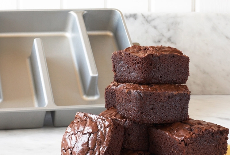 https://www.coolthings.com/wp-content/uploads/2014/12/bakers-edge-brownie-pan-2.jpg