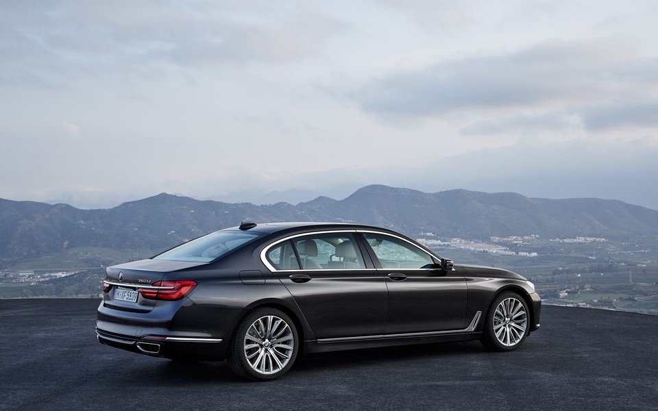 2016-BMW-7-Series-2