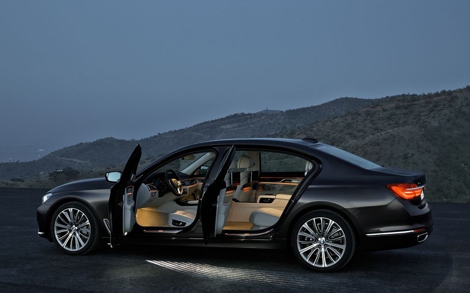 2016-BMW-7-Series-3