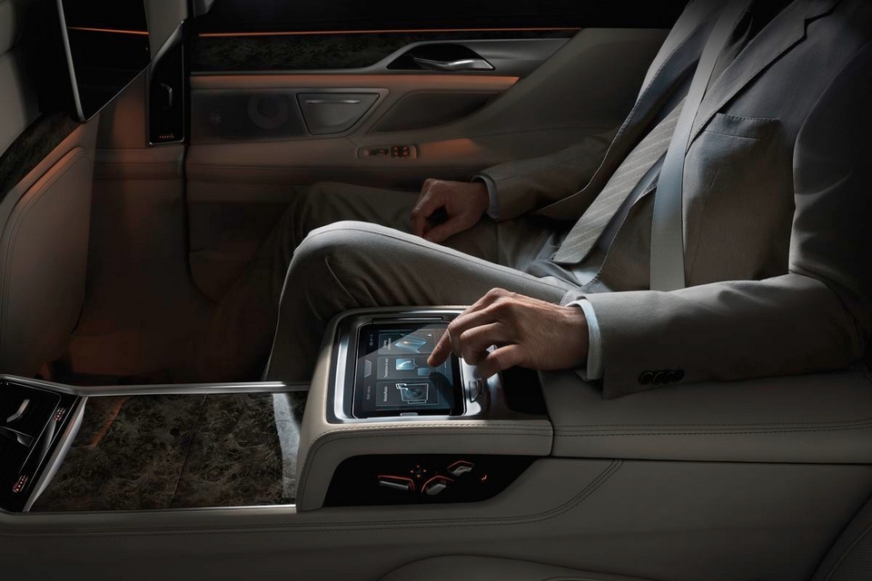2016-BMW-7-Series-6