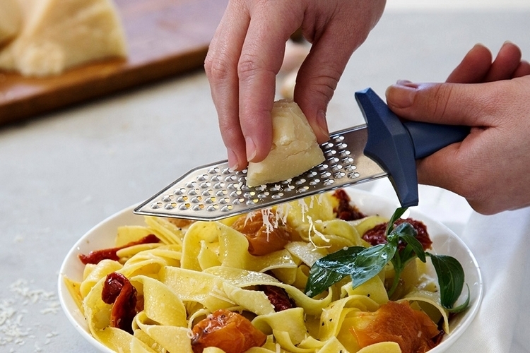 gratiator-cheese-grater-2
