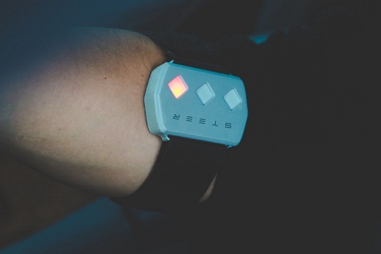 steer-wearable-driving-aid-4