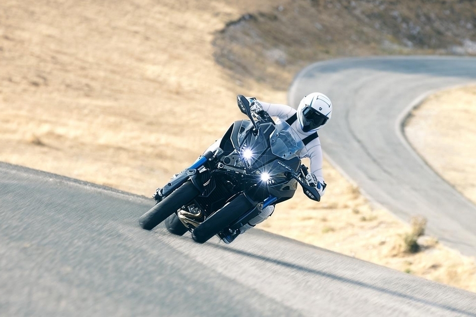 2019-yamaha-niken-3