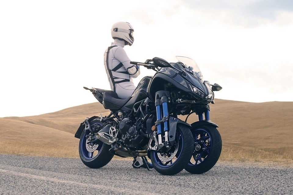 2019-yamaha-niken-4