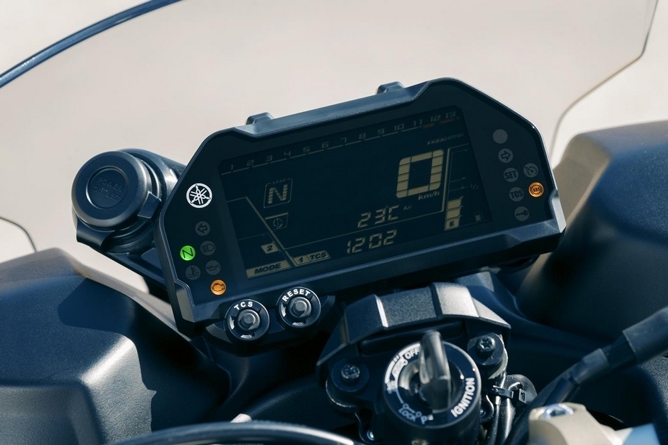 2019-yamaha-niken-6
