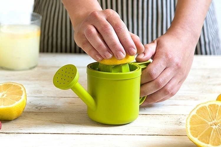 peleg-design-lemoniere-juicer-watering-can-2