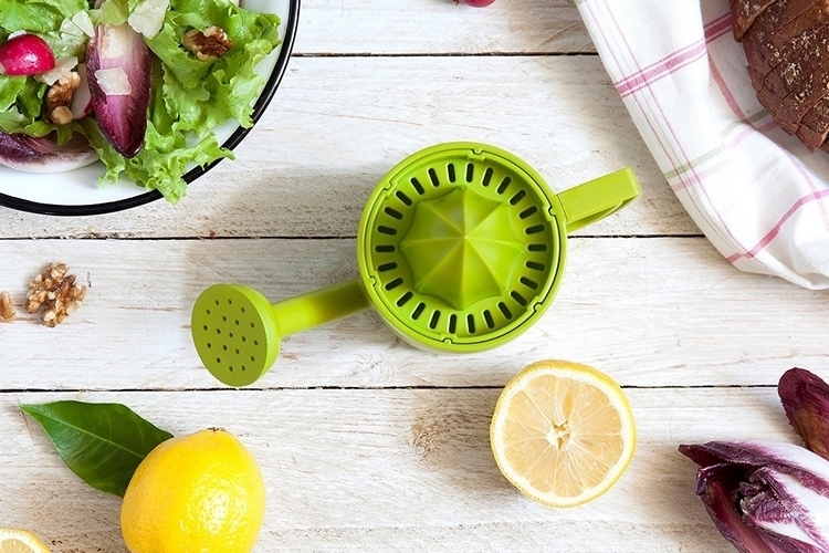 peleg-design-lemoniere-juicer-watering-can-4