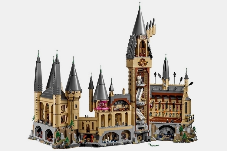 https://www.coolthings.com/wp-content/uploads/2018/08/lego-hogwarts-castle-3.jpg