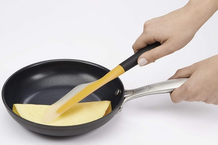 oxo-good-grips-flip-and-fold-omelet-turner-3