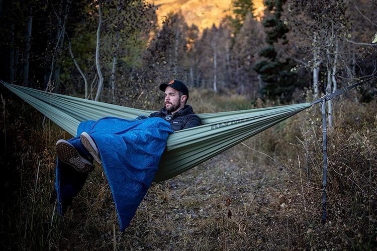 https://www.coolthings.com/wp-content/uploads/2023/08/the-best-camping-hammocks-02-klymit-traverse.jpg